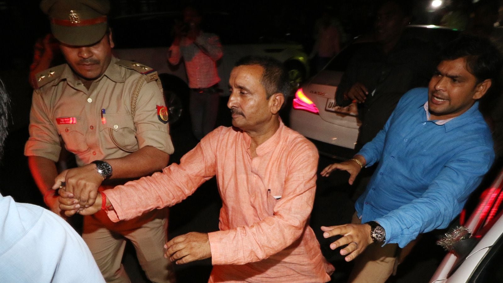 सुप्रीम कोर्ट ने उन्नाव रेप केस में कुलदीप सेंगर की उम्रकैद की सज़ा सस्पेंड करने वाले दिल्ली हाई कोर्ट के आदेश पर रोक लगा दी।