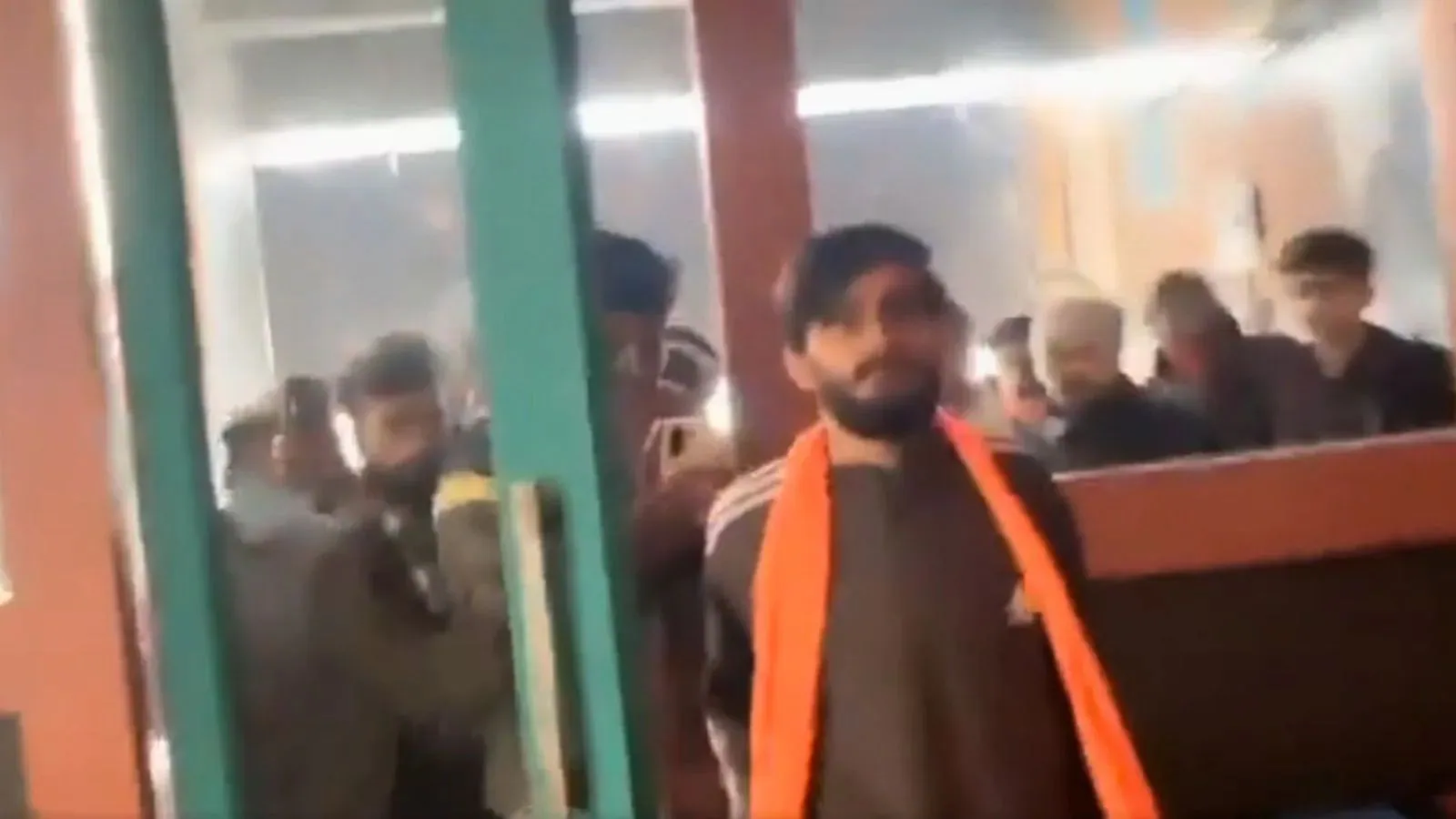 'क्या मुझे धर्म के आधार पर अपने दोस्त चुनने होंगे?': बरेली के कैफे में गुंडों द्वारा जन्मदिन खराब किए जाने के बाद महिला का सवाल