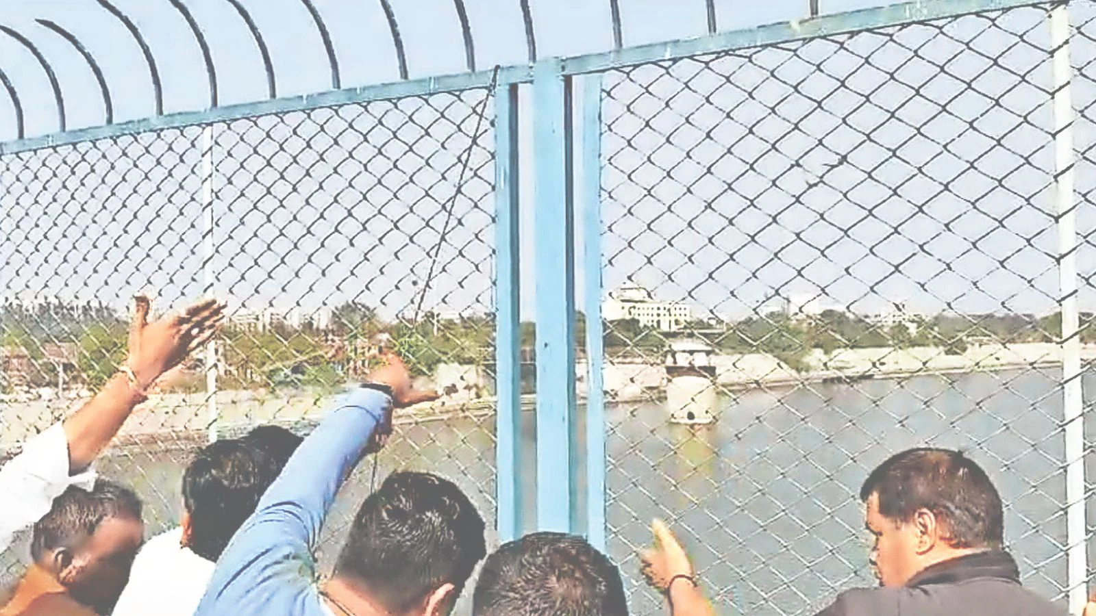 किशोर ने साबरमती नदी में आत्महत्या का प्रयास किया, राहगीर ने मालवाहक वाहन से रस्सी की मदद से उसे बचाया