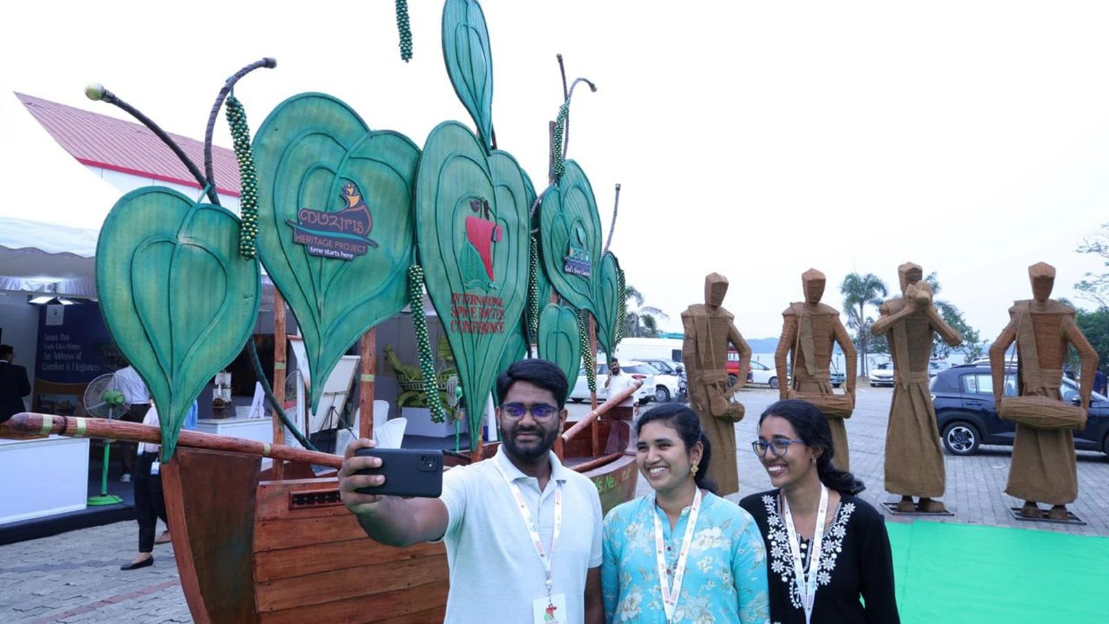 केरल में पहली इंटरनेशनल स्पाइस रूट्स कॉन्फ्रेंस प्राचीन व्यापार नेटवर्क और सामाजिक इतिहास के ज़रिए मसालों की कहानी बताती है।