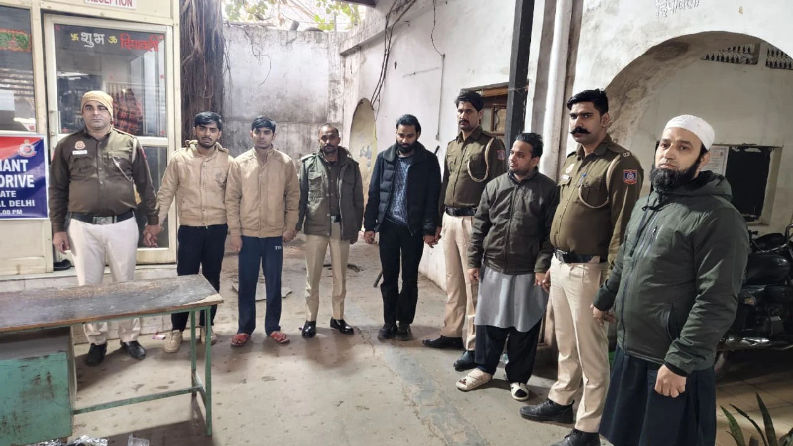 दिल्ली की मस्जिद के पास तोड़फोड़ अभियान को लेकर हुई हिंसा पर FIR: 30-35 लोगों ने पत्थर फेंके, पुलिस का लाउडहेलर छीना