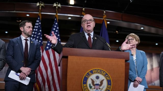 वेनेजुएला संकट लाइव अपडेट: सीनेट ने ट्रंप की 'युद्ध शक्ति' पर लगाम लगाने की कोशिश की, क्योंकि उन्होंने कराकस पर लंबे समय तक अमेरिकी कंट्रोल का संकेत दिया।