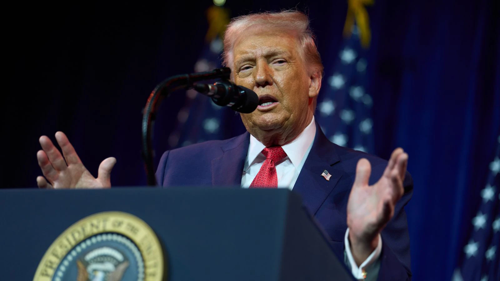 डोनाल्ड ट्रम्प ने शेयर की एडिटेड फोटो, खुद को बताया वेनेजुएला का कार्यवाहक राष्ट्रपति; सोशल मीडिया पर मचा बवाल