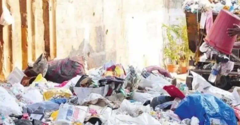 अहमदाबाद: पार्किंग में गंदगी पर बड़ी कार्रवाई, 46 शॉपिंग सेंटरों को नोटिस और ₹1.11 लाख का जुर्माना