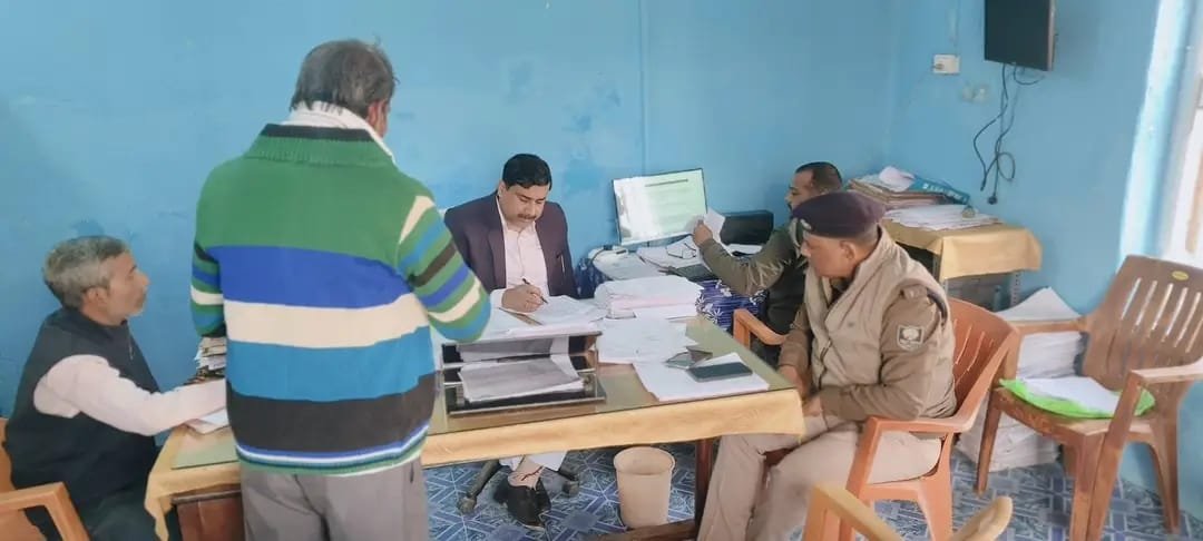 कुशेश्वरस्थान अंचल कार्यालय में उमड़ी भीड़: भूमि विवाद और सरकारी कार्यों के निपटारे के लिए 'जनता दरबार' का आयोजन