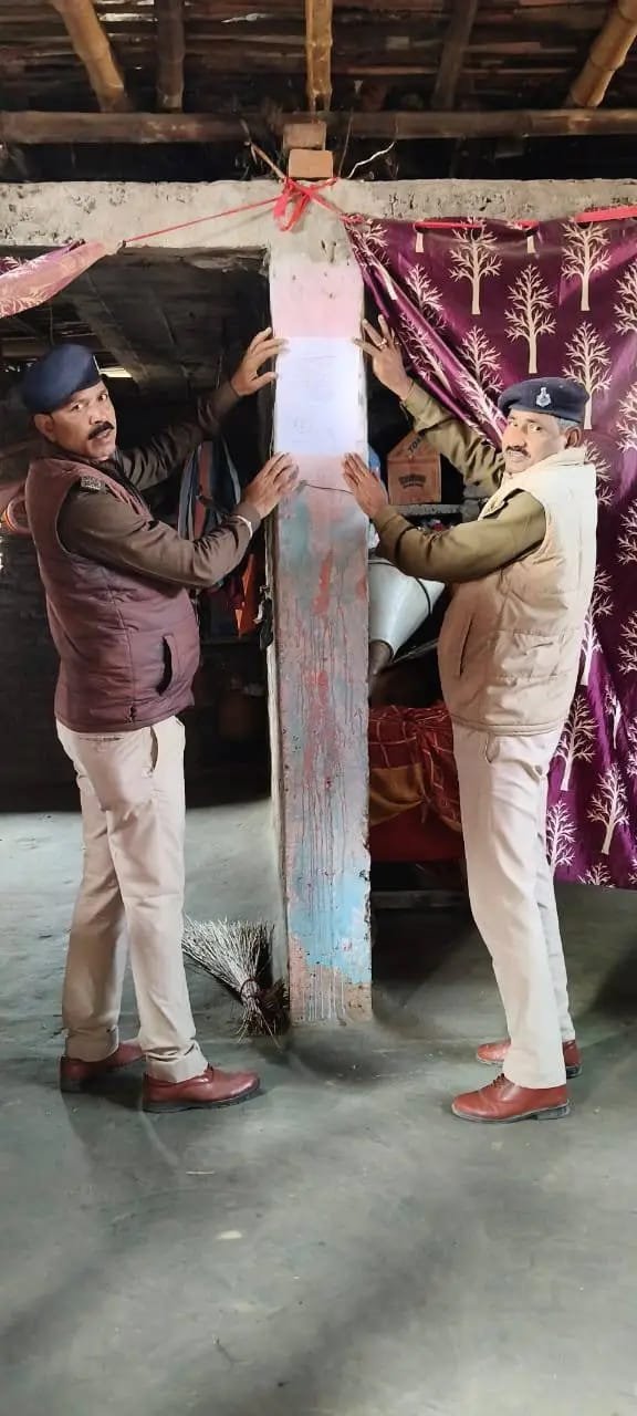 दरभंगा में न्यायालय द्वारा जारी वारंट के तहत 19 आरोपियों के घर इश्तिहार चिपकाए गए