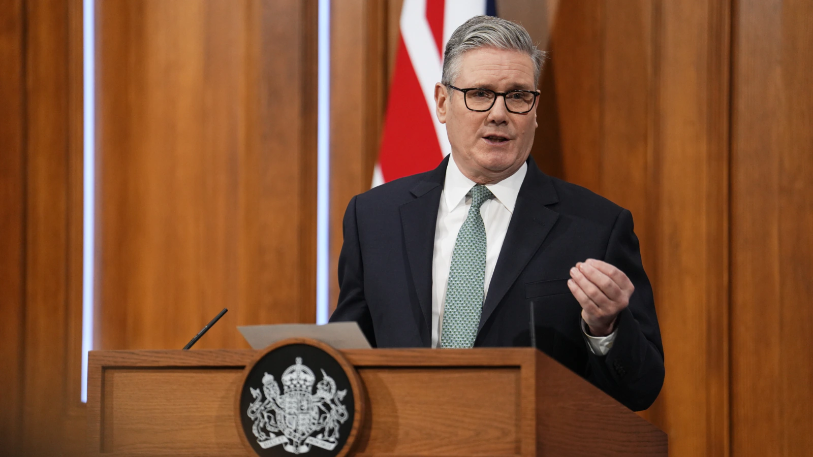 ‘अपमानजनक और भयानक’: कीर स्टारमर ने NATO सैनिकों पर टिप्पणी के लिए डोनाल्ड ट्रंप से माफ़ी की मांग की