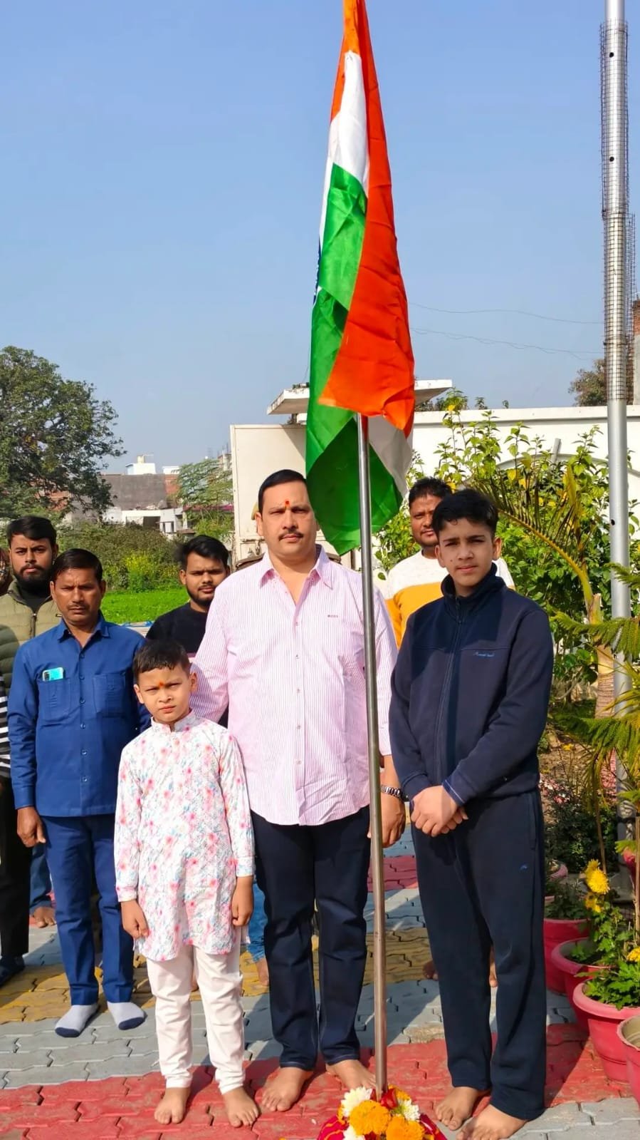 77वें गणतंत्र दिवस पर आदिशक्ति भवन, महरीखावा (बस्ती) में हुआ गरिमामय ध्वजारोहण