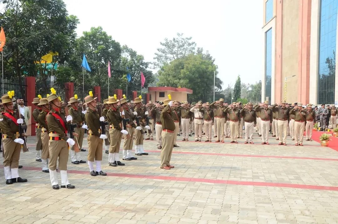 77वें गणतंत्र दिवस पर पटना पुलिस मुख्यालय, पटेल भवन में किया गया झंडोत्तोलन और तिरंगे को सलामी