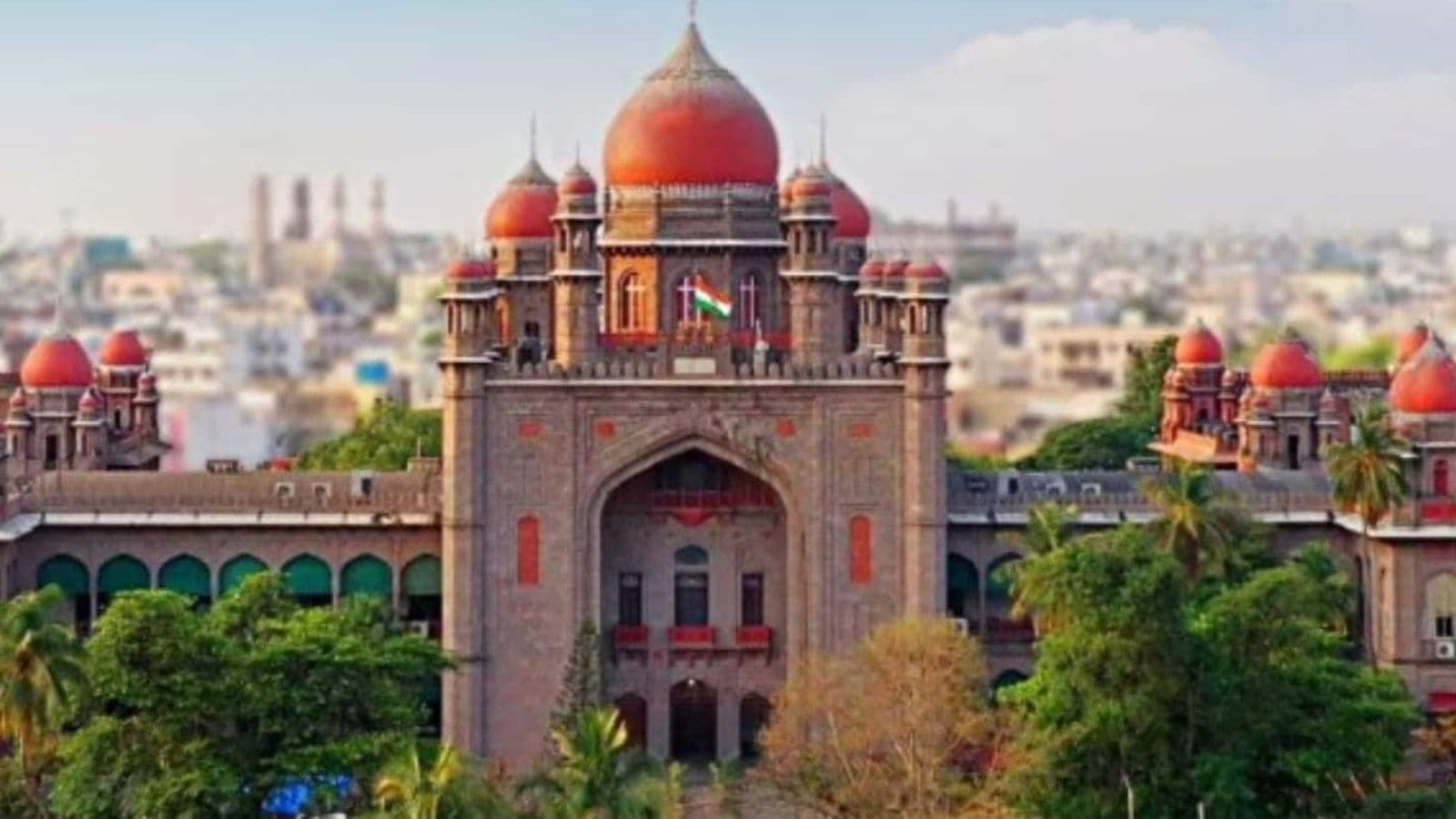 तेलंगाना हाई कोर्ट का आदेश: हैदराबाद की निज़ाम कालीन गौशाला से अवैध कब्ज़ा हटाने का निर्देश