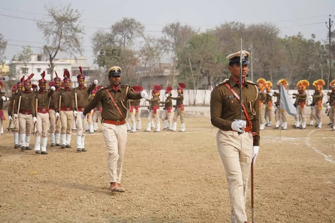 77वें गणतंत्र दिवस पर औरंगाबाद पुलिस अधीक्षक ने पुलिस केंद्र में तिरंगा फहराया