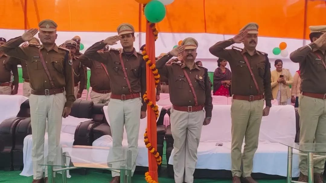 77वें गणतंत्र दिवस पर जहानाबाद पुलिस केंद्र में पुलिस अधीक्षक ने झंडोत्तोलन कर तिरंगे को सलामी दी