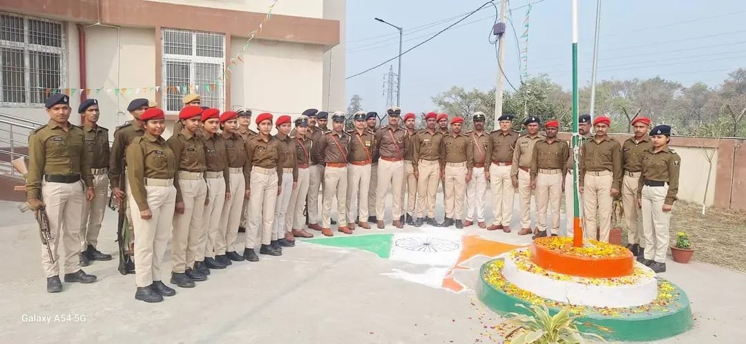 77वें गणतंत्र दिवस पर औरंगाबाद के सभी थाना में थानाध्यक्षों ने आम जनता के साथ झंडोतोलन किया