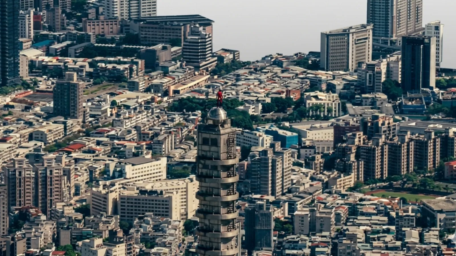 एलेक्स होनोल्ड ने बिना सेफ्टी गियर के ‘स्काईस्क्रैपर’ पर किया खतरनाक फ्री सोलो क्लाइंब