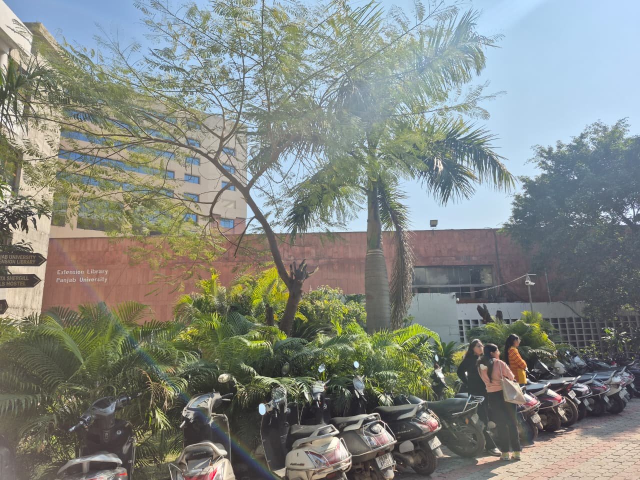 सीमित घंटों, वीकेंड बंदी और बढ़ती फीस से लुधियाना की PU एक्सटेंशन लाइब्रेरी का उपयोग घटता जा रहा है