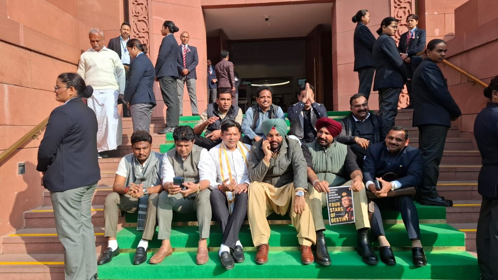 लोकसभा में हंगामे के बाद 8 विपक्षी सांसद सस्पेंड: नारे लगाने और कागज़ फाड़ने का मामलाb